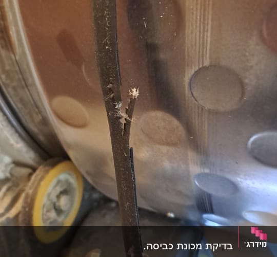 כבל חשמלי פגום ליד תוף מתכת